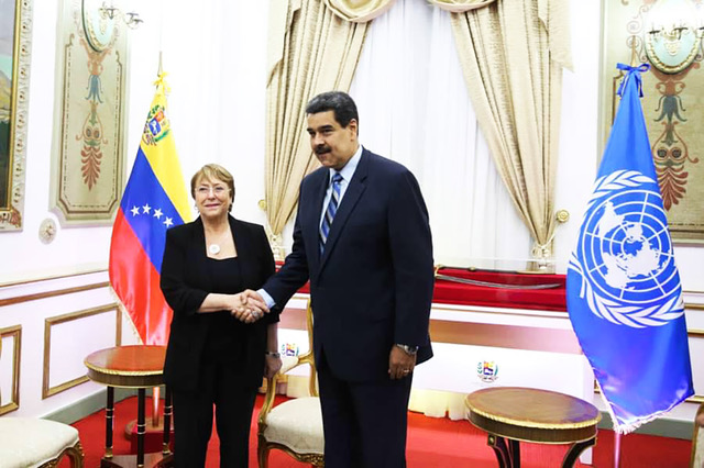 Michelle Bachelet med Maduro i presidentpalatset (002)