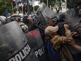 Polis mot protester i Peru