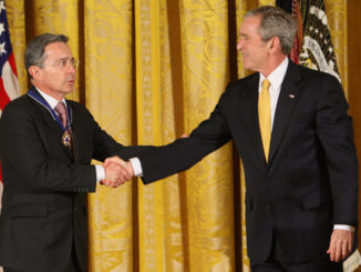 Uribe får frihetsmedalj av Bush 2009