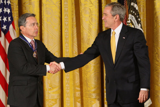 Uribe får frihetsmedalj av Bush 2009