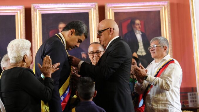 Nicolás Maduro installeras för en tredje ämbetsperiod.